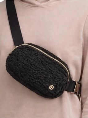 Lululemon Black Sherpa Everywhere Belt Bag